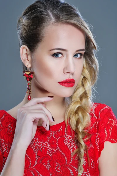 Closeup vrouw schoonheid portret met rode lippenstift — Stockfoto