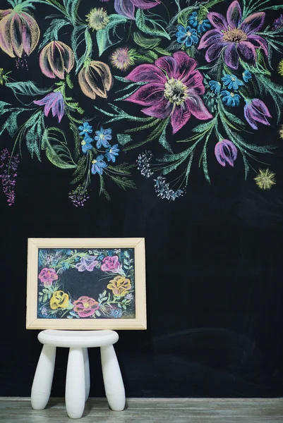 Peinture florale sur mur de craie — Photo