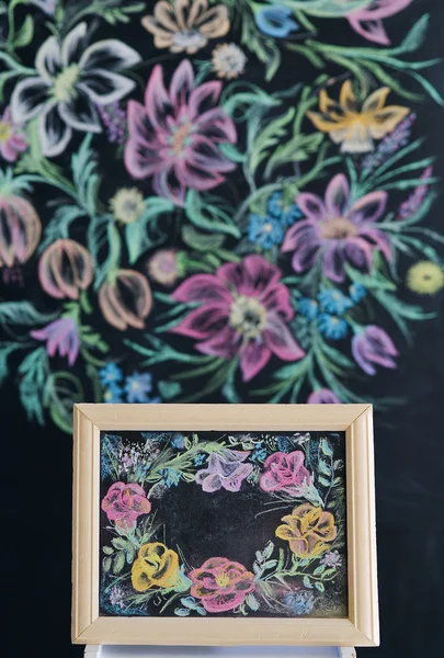 Pintura floral en la pared de tiza —  Fotos de Stock