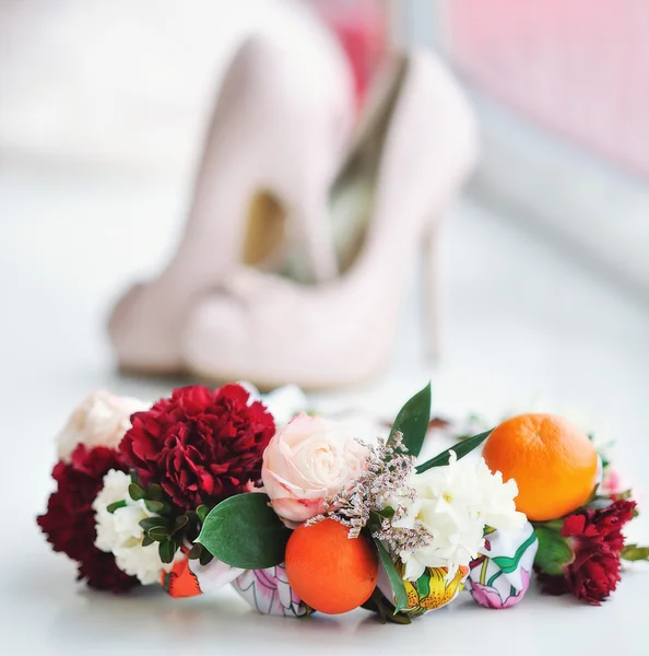 Sapatos de moda e coroa flor — Fotografia de Stock