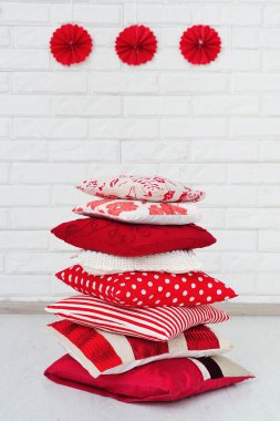 Dekoratif kırmızı yastık yığını