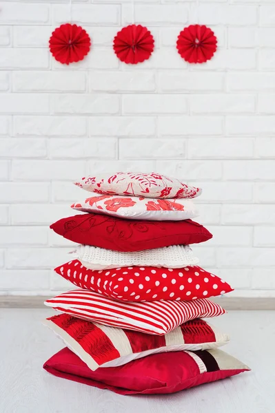 Stos czerwone poduszki dekoracyjne — Zdjęcie stockowe