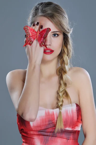 Närbild kvinna skönhet stående med rött läppstift och fjäril — Stockfoto