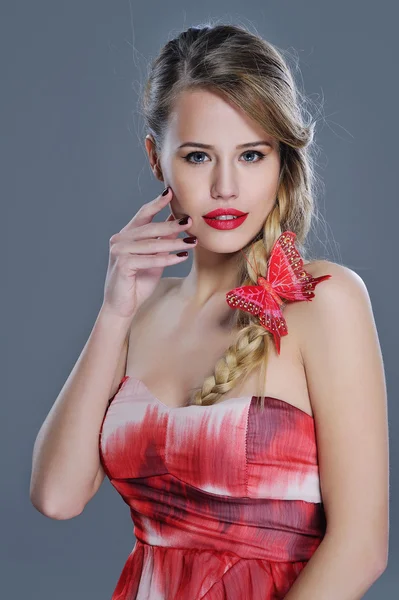 Närbild kvinna skönhet stående med rött läppstift och fjäril — Stockfoto