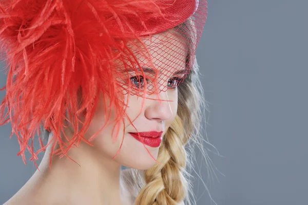 Mulher retrato de moda em chapéu vintage vermelho com penas — Fotografia de Stock