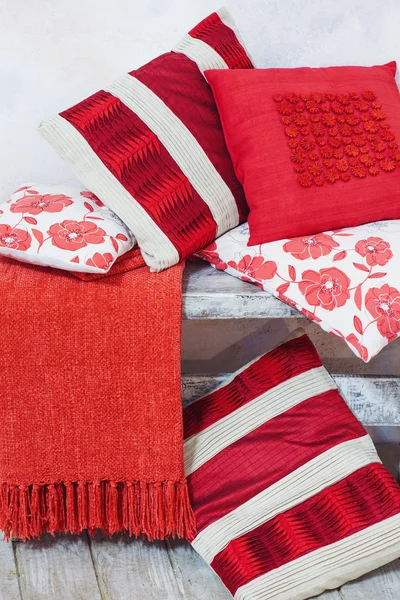 Ensemble d'oreillers rouges décoratifs — Photo