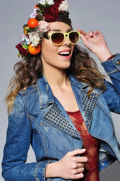 Красивая женщина в цветочной короне в солнечных очках — стоковое фото