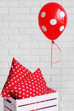 Dekoratif kırmızı yastık ve noktalı balon