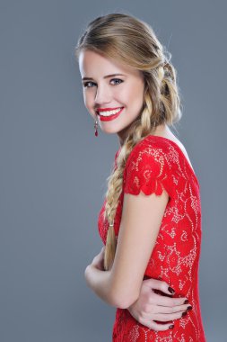 Kırmızı dantel içinde mutlu güzel kadın