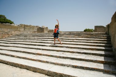 Festos içinde selamlayan turist Crete Harabeleri