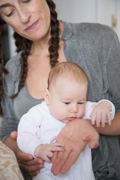 Bebé jugando con la mano madre — Foto de Stock