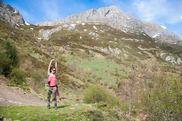 Mujer excursionista estirando los brazos —  Fotos de Stock