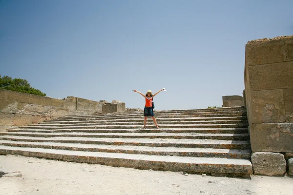 Turist lycklig i Festos ruiner Crete — Stockfoto