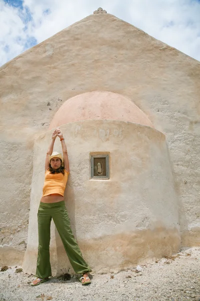 Kvinnan lutar sig på hermitage i Kreta — Stockfoto