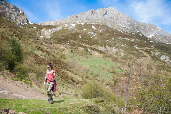 Mujer trekking abajo pico rocoso —  Fotos de Stock