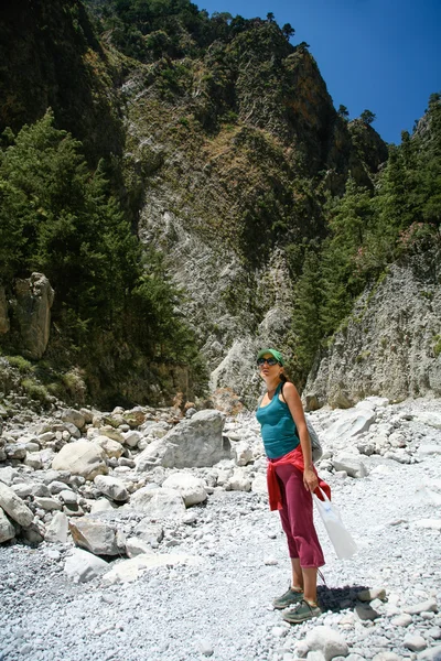 Femme debout dans les gorges de Samarie Crète — Photo