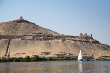 Aswan'da Soylular mezarları dağ