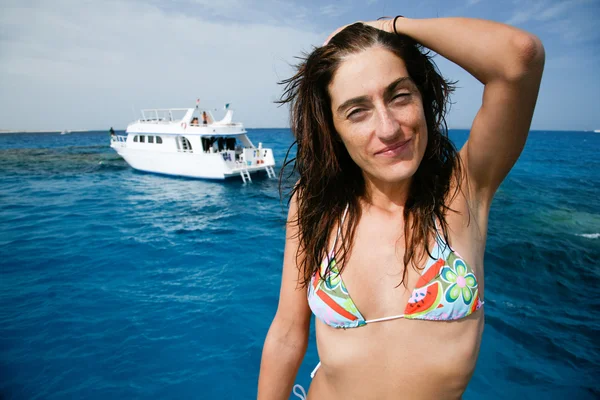Bikini mujer en barco buscando —  Fotos de Stock