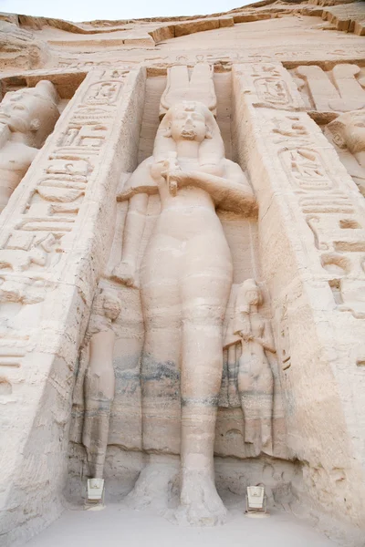 Большая скульптура Нефертари в Абу-Симбеле — стоковое фото