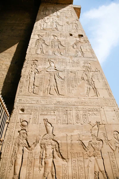 Reliefer i Edfu-templets mur — Stockfoto