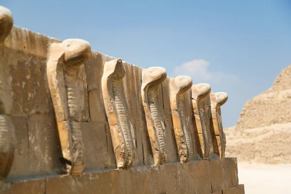 Escultura de serpentes na pirâmide de Djoser — Fotografia de Stock