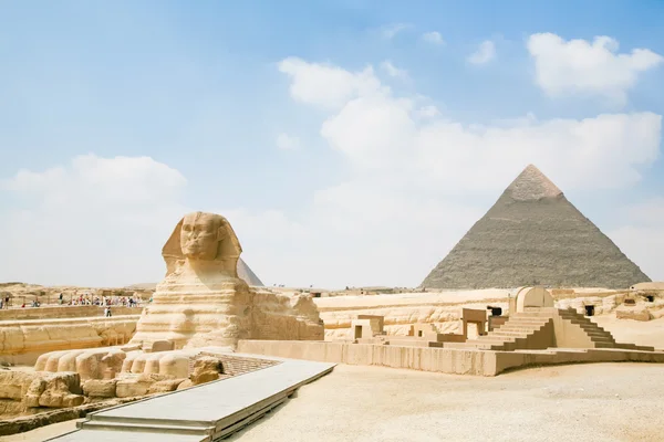 Sphinx and pyramid in Egypt — Stock Photo, Image