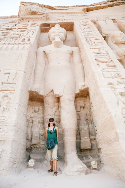 Turista bajo Ramsés escultura — Foto de Stock