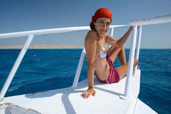 Mujer en la proa de barco buscando — Foto de Stock