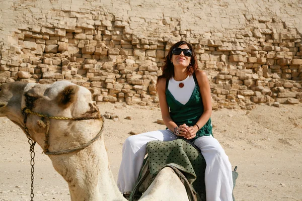 Mujer montando camello — Foto de Stock