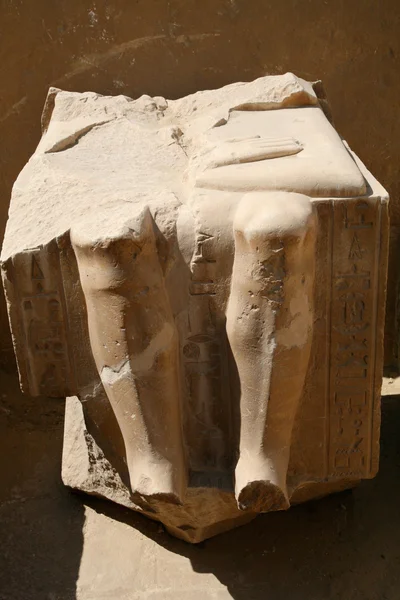 Gebroken Egyptische beeldhouwkunst — Stockfoto