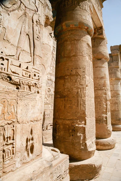 Mısır sütunları dekore edilmiş