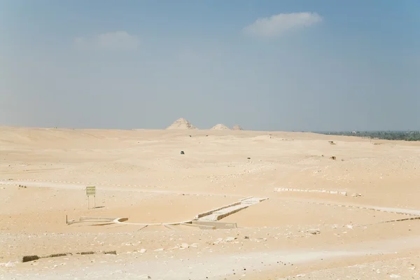 Desierto egipcio con pirámides lejanas — Foto de Stock