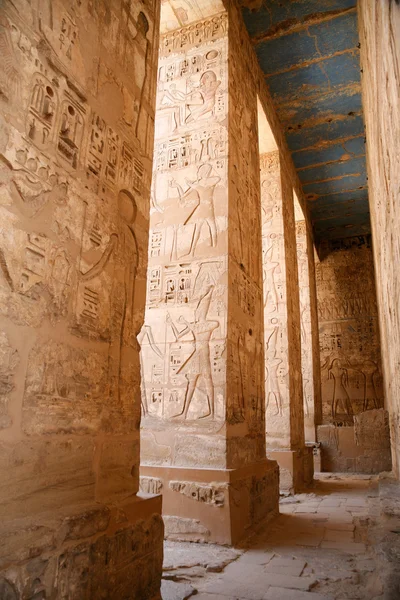 Decorazione completa egiziana nel tempio — Foto Stock