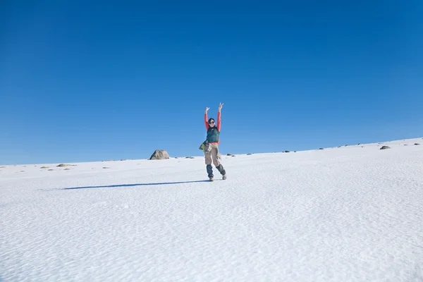 徒步旅行者女人在雪中的问候 — 图库照片