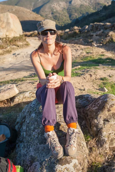 Escursionista donna seduta sorridente — Foto Stock