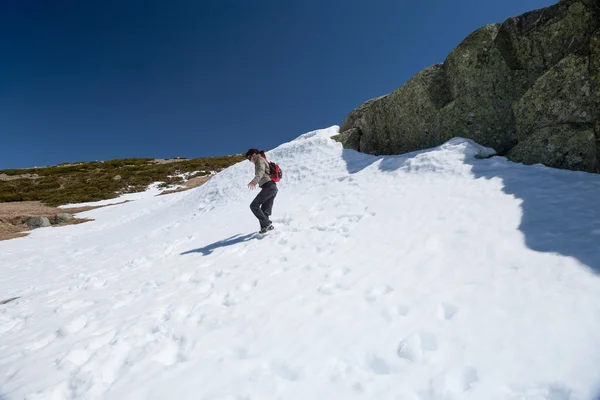 Escursionista donna a piedi nella neve — Foto Stock