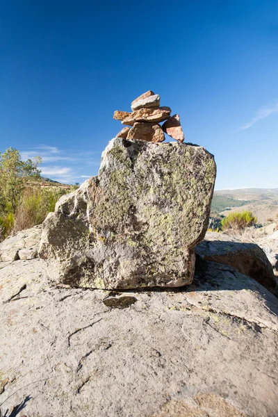 Pila de piedras que conducen camino de montaña — Foto de Stock