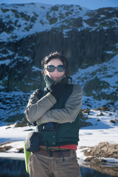 Πορτραίτο γυναίκας πεζοπόρος στη φύση χειμώνα — Φωτογραφία Αρχείου