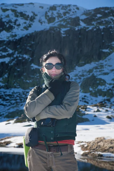 Retrato caminhante mulher no inverno natureza — Fotografia de Stock