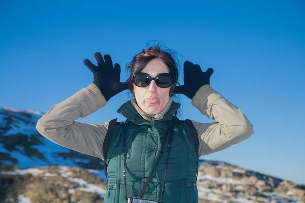 Retrato invierno mujer burlándose — Foto de Stock