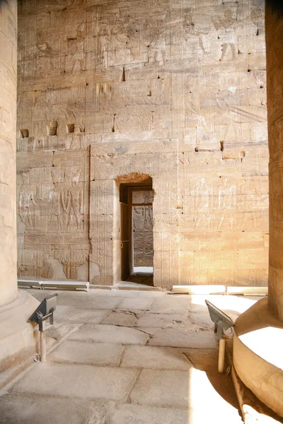 Небольшая дверь в храме Эдфу — стоковое фото