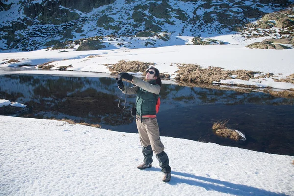 Trekking kvinna fotografering selfie — Stockfoto