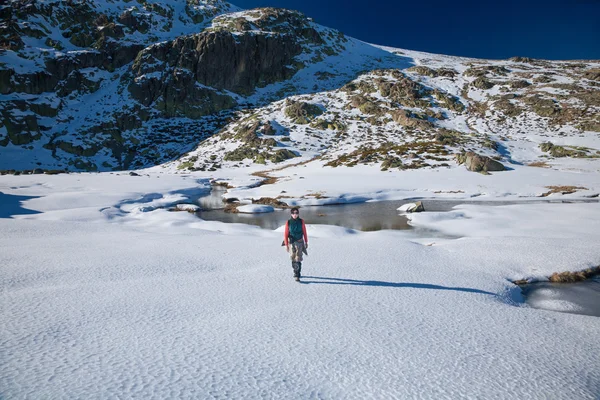Caminhando mulher andando na neve — Fotografia de Stock
