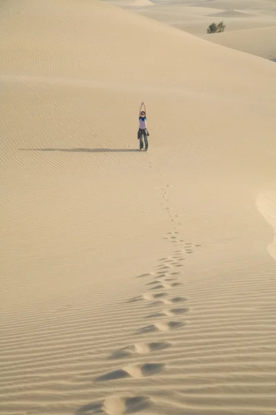 Woman greeting from the desert — Stock Photo, Image