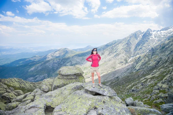Женщина позирует на вершине горы — стоковое фото