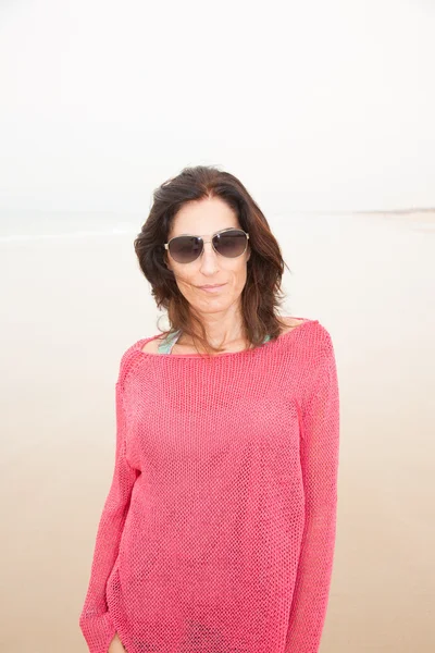 Retrato mujer en rojo en la playa —  Fotos de Stock