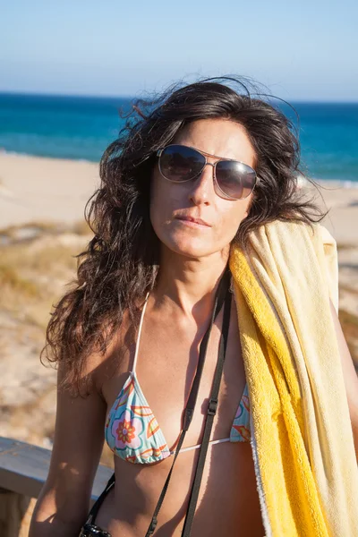Портретна жінка готова до пляжу — стокове фото