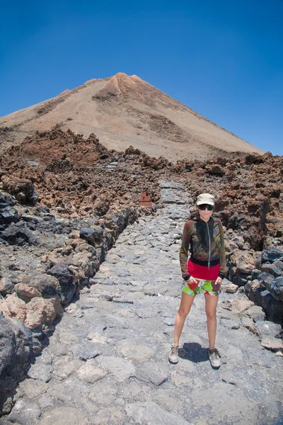 Ορειβάτη γυναίκα και Ηφαίστειο Teide — Φωτογραφία Αρχείου