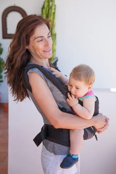 Mãe com bebê na mochila frontal — Fotografia de Stock