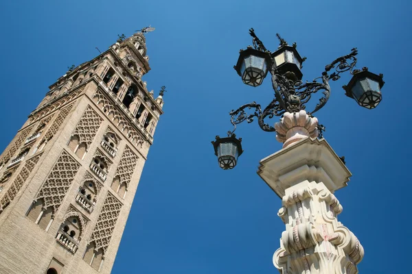 Giralda Belfort en straatlantaarn in Sevilla — Stockfoto